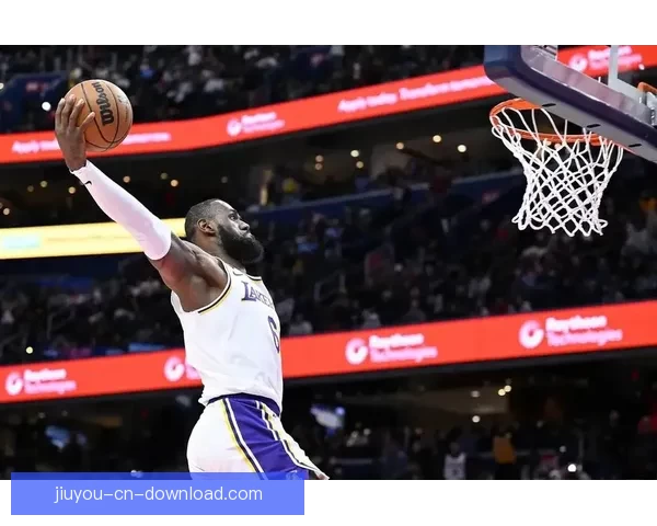 詹姆斯昨日惊人劈扣起跳三点二米入网速度接近五十公里